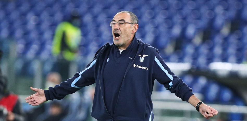 HLV Sarri hò hét chỉ đạo các cầu thủ Lazio trong trận hoà Galatasaray trên sân nhà Olimpico, Rome hôm 9/12. Ảnh: EFE