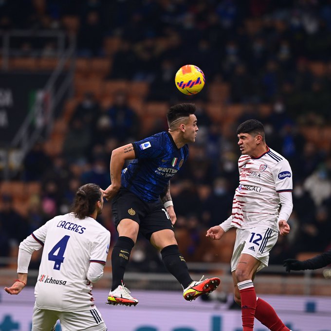 Lautaro Martinez bật cao đánh đầu mở tỷ số cho Inter tại Meazza hôm 12/12. Ảnh: Twitter / Inter