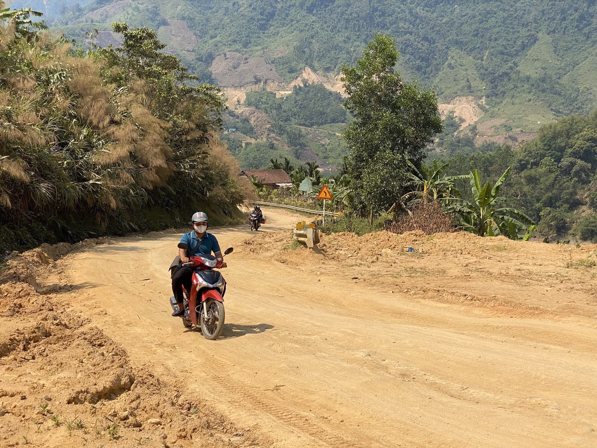 Vị tr&iacute; sạt lở nguy hiểm tr&ecirc;n Tỉnh lộ 623 Quảng Ng&atilde;i