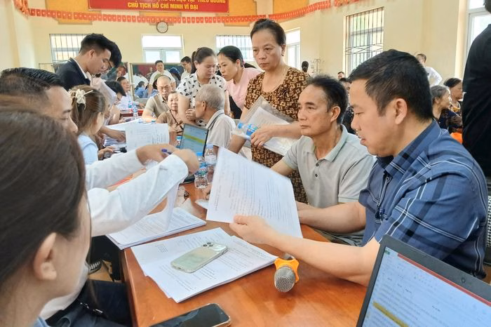 C&aacute;n bộ x&atilde; hướng dẫn người d&acirc;n thủ tục bồi thường