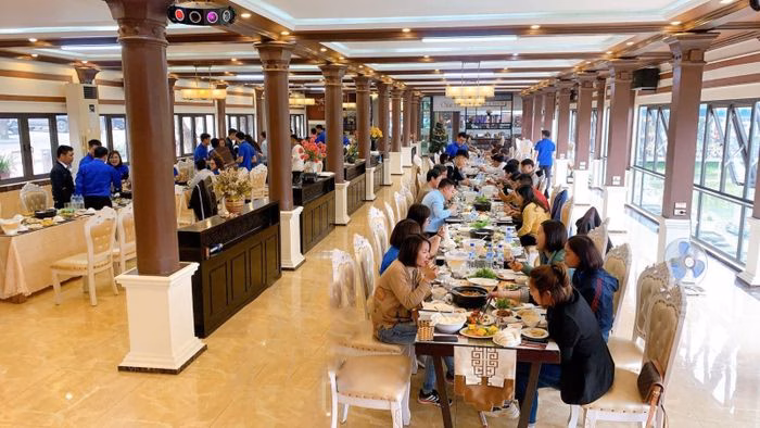 Du kh&aacute;ch tại Qu&aacute;n c&aacute; Hạc Tr&igrave;