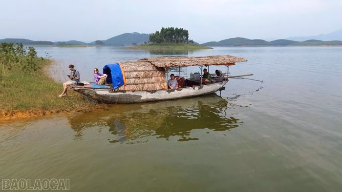Du kh&aacute;ch trải nghiệm tại hồ Th&aacute;c B&agrave;