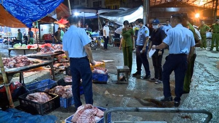 Lực lượng chức năng kiểm so&aacute;t giết mổ tại H&agrave; Nội