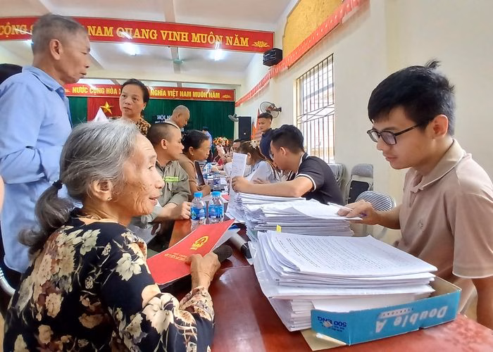 Người d&acirc;n l&agrave;m thủ tục nhận bồi thường GPMB tại x&atilde; Ngọc Hồi