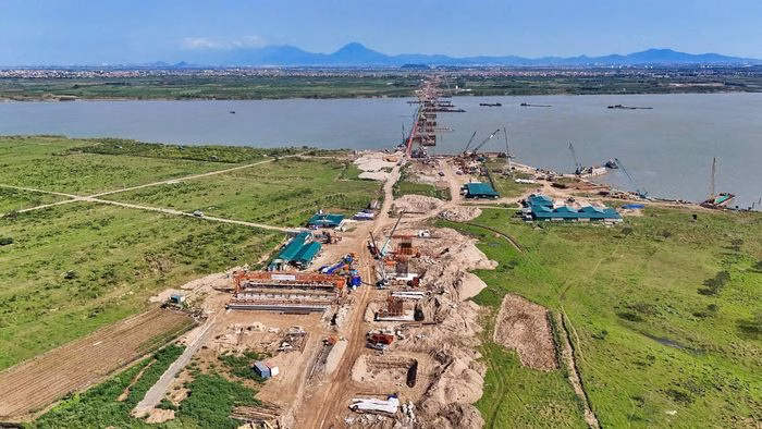 Thi c&ocirc;ng cầu Hồng H&agrave; thuộc dự &aacute;n th&agrave;nh phần 3