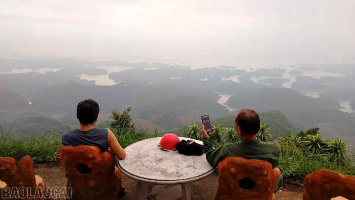 To&agrave;n cảnh hồ Th&aacute;c B&agrave; nh&igrave;n từ đỉnh n&uacute;i Thở