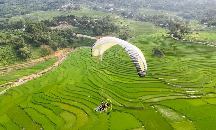 Trải nghiệm d&ugrave; lượn tr&ecirc;n kh&ocirc;ng trung tại P&ugrave; Lu&ocirc;ng