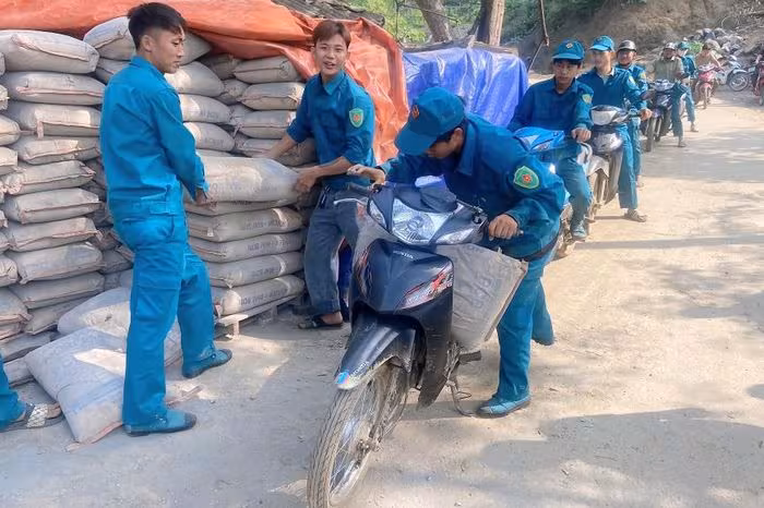 Xã Quảng Lâm chung sức làm đường bê tông tại xóm Khau Ca