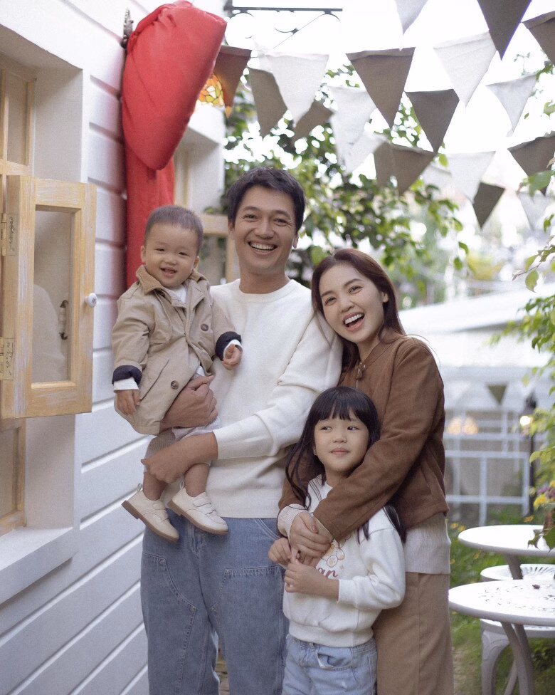 Gia đ&igrave;nh hạnh ph&uacute;c của diễn vi&ecirc;n Quang Tuấn v&agrave; ca sĩ Linh Phi