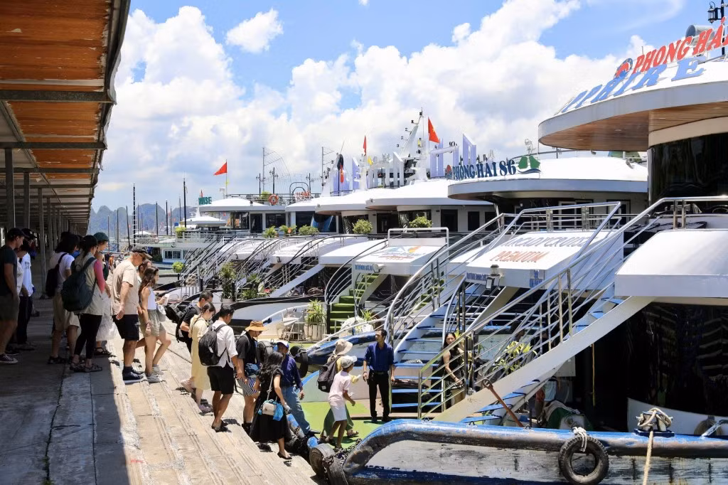 To&agrave;n cảnh hạ tầng lưu tr&uacute; tại B&atilde;i Ch&aacute;y, Hạ Long