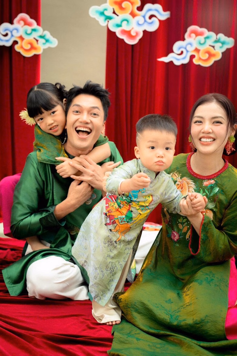 Quang Tuấn, Linh Phi v&agrave; hai con trong khoảnh khắc sum vầy