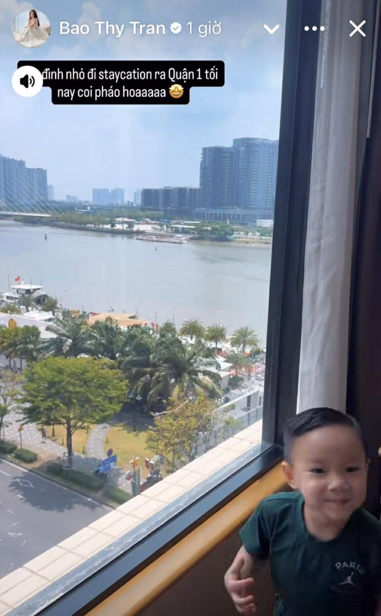 Bảo Thy c&ugrave;ng gia đ&igrave;nh chuẩn bị ngắm ph&aacute;o hoa tại kh&aacute;ch sạn 5 sao