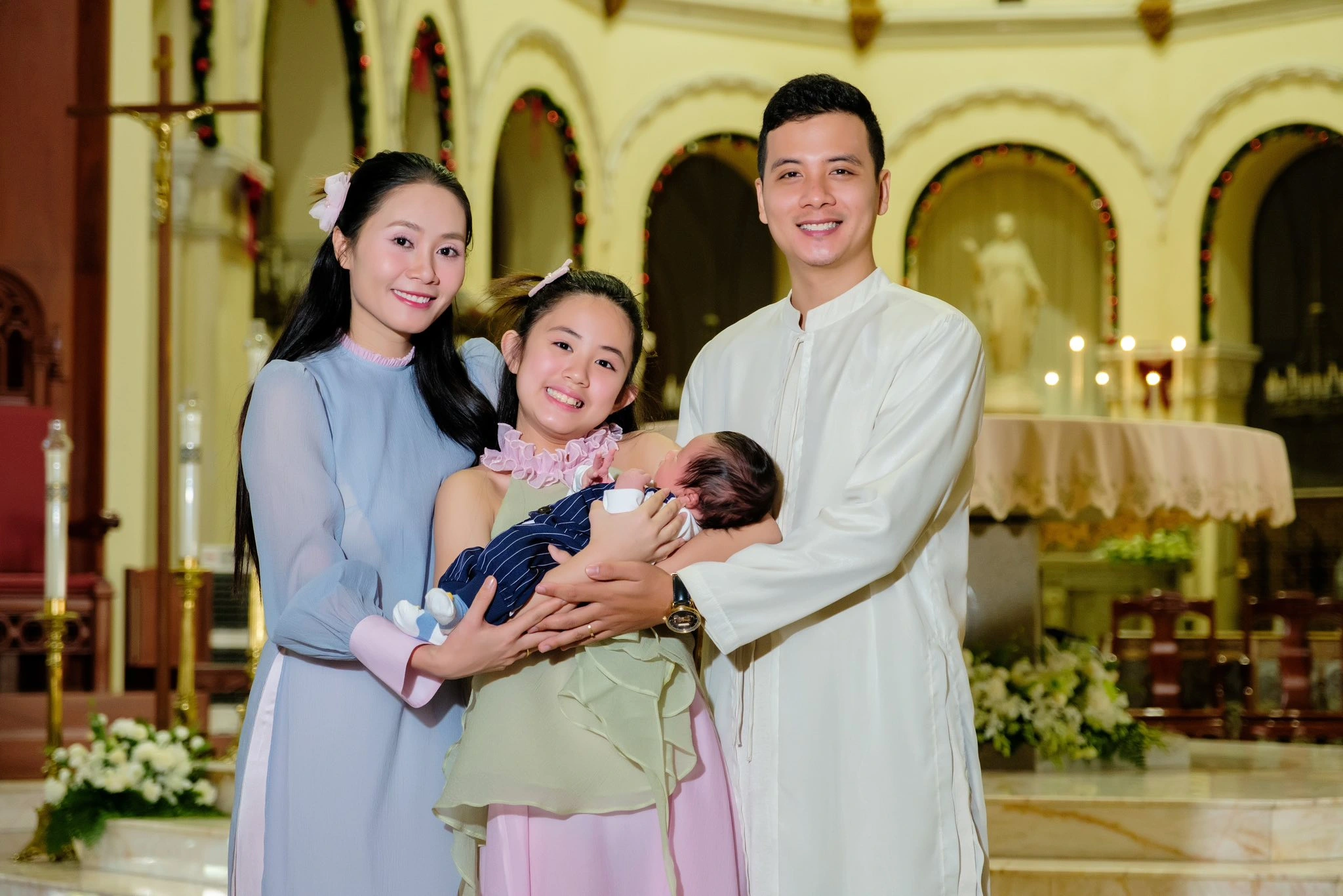 Diễn vi&ecirc;n Thanh Hiền vi&ecirc;n m&atilde;n b&ecirc;n chồng v&agrave; con