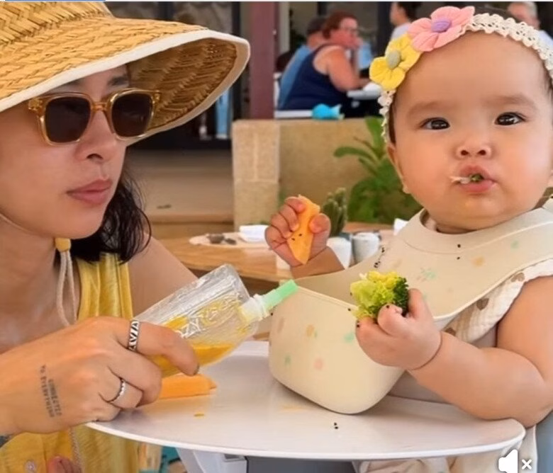 Vợ chồng Ng&ocirc; Thanh V&acirc;n đưa con g&aacute;i đi nghỉ dưỡng tại biển