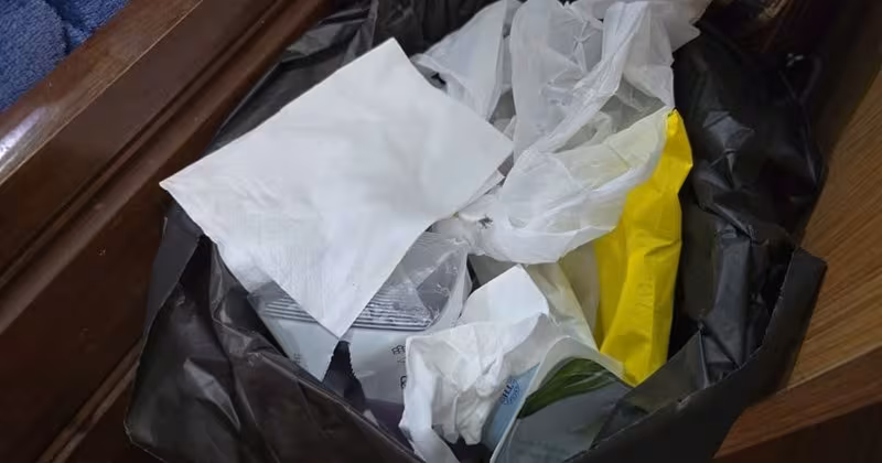 4 Thói quen xấu khiến phòng ngủ bừa bộn và ám mùi khó chịu