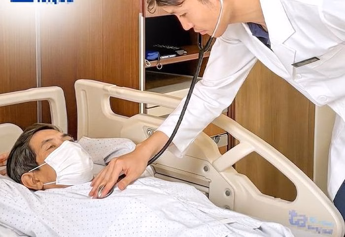 B&aacute;c sĩ chuy&ecirc;n khoa ti&ecirc;u h&oacute;a đang thăm kh&aacute;m cho bệnh nh&acirc;n bị xuất huyết dạ d&agrave;y