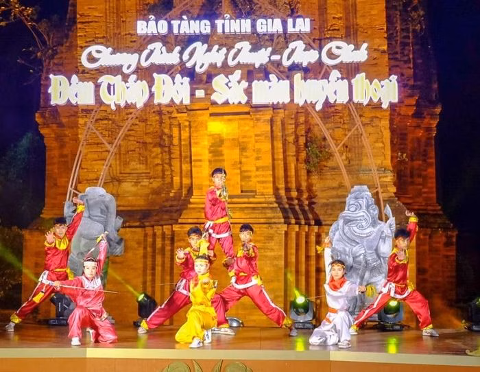 Biểu diễn v&otilde; cổ truyền B&igrave;nh Định tại th&aacute;p Đ&ocirc;i