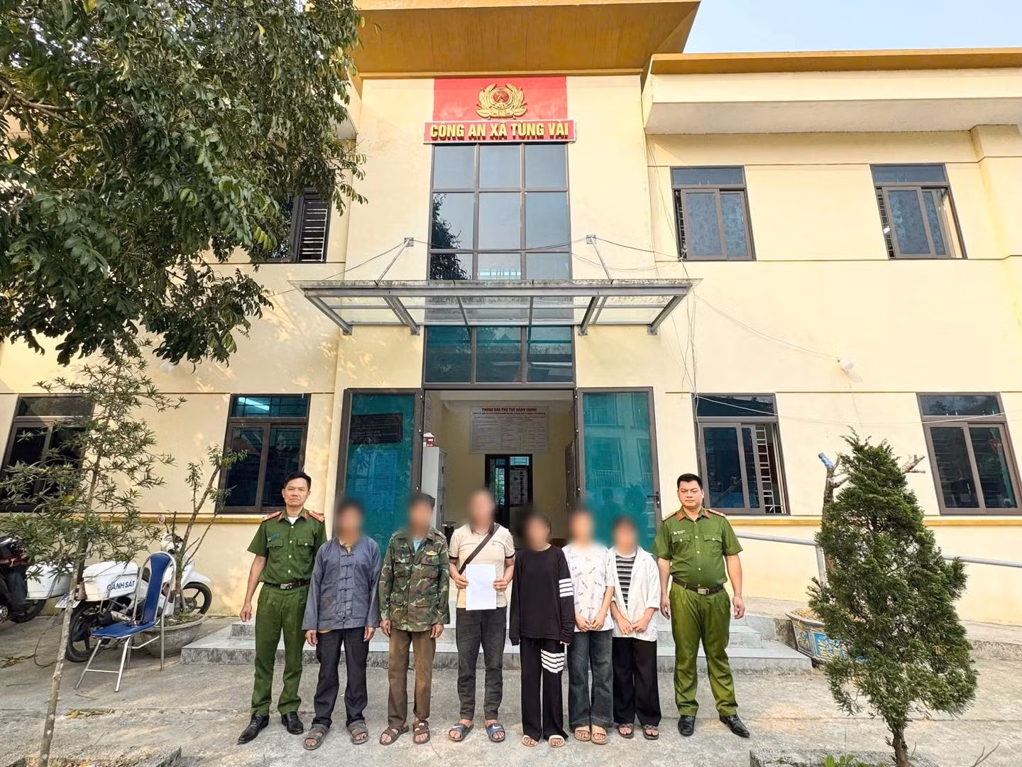 C&ocirc;ng an x&atilde; T&ugrave;ng V&agrave;i b&agrave;n giao c&aacute;c nữ sinh cho gia đ&igrave;nh sau khi ngăn chặn h&agrave;nh vi bỏ học đi l&agrave;m xa