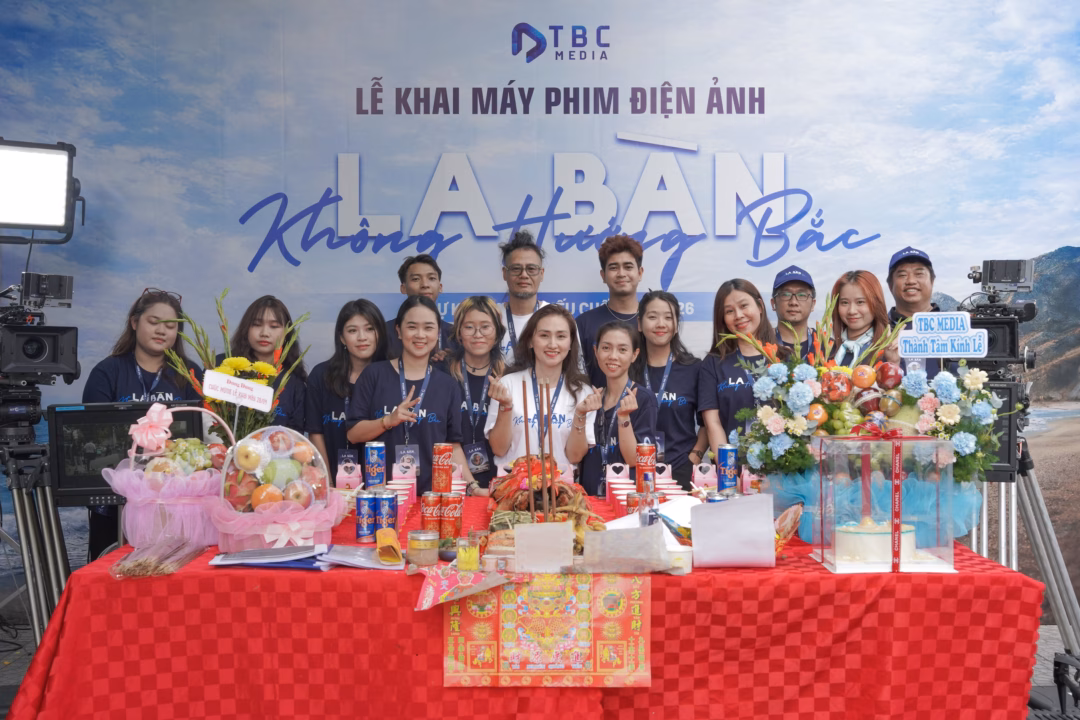 Đo&agrave;n phim La b&agrave;n kh&ocirc;ng hướng Bắc