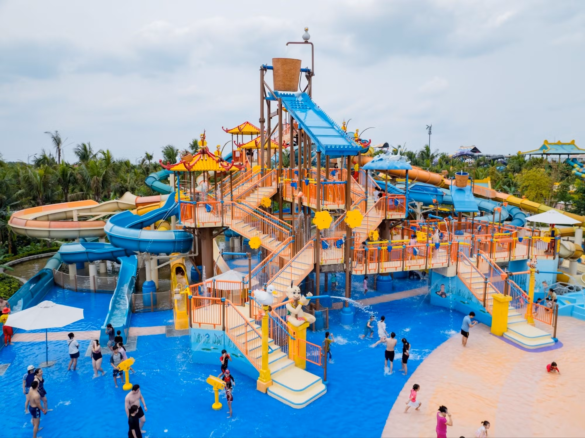 Du kh&aacute;ch trải nghiệm đường trượt nước tại Sun World Ha Nam