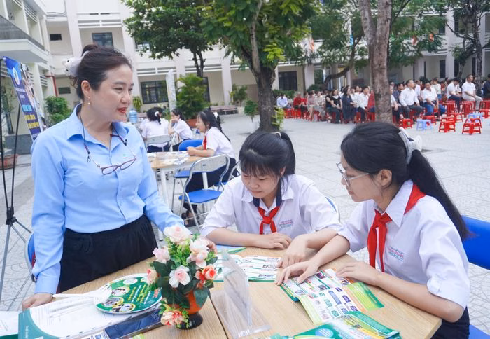 Học sinh lớp 9 tham gia buổi tư vấn hướng nghiệp v&agrave; ph&acirc;n luồng tuyển sinh