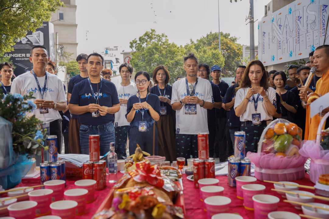 Kh&ocirc;ng kh&iacute; buổi lễ khai m&aacute;y phim của Qu&aacute;ch Beem