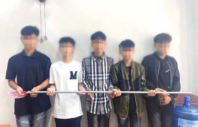 Nh&oacute;m thanh thiếu ni&ecirc;n bị c&ocirc;ng an thu giữ hung kh&iacute; v&agrave; ngăn chặn kịp thời