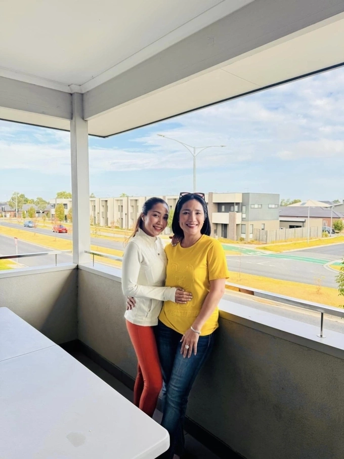 Ốc Thanh V&acirc;n v&agrave; MC C&aacute;t Tường trong kh&ocirc;ng gian ng&ocirc;i nh&agrave; tại Melbourne