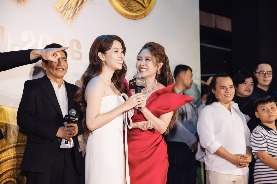 Tam Triều D&acirc;ng v&agrave; V&otilde; Điền Gia Huy tại sự kiện c&ocirc;ng chiếu phim Tr&ugrave;m S&ograve;