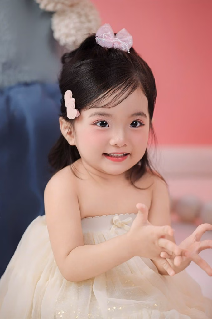 Tăng Thanh H&agrave; khoe phong c&aacute;ch trẻ trung khi dạo phố cuối tuần