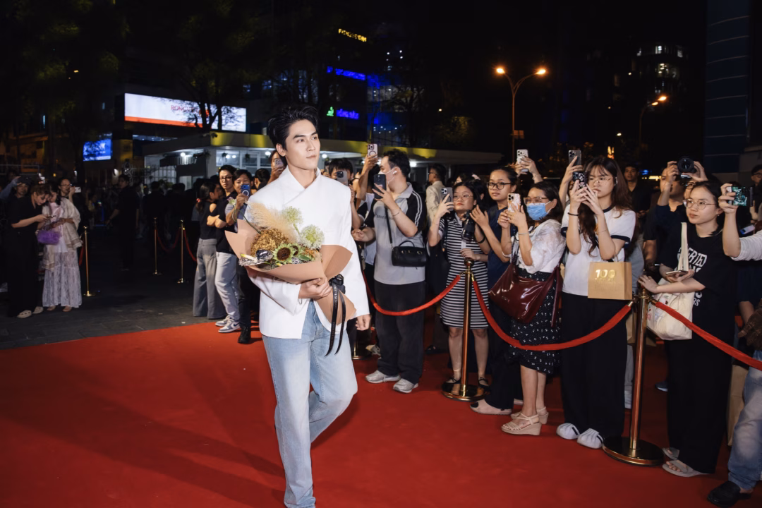 V&otilde; Điền Gia Huy tặng hoa ch&uacute;c mừng Tam Triều D&acirc;ng