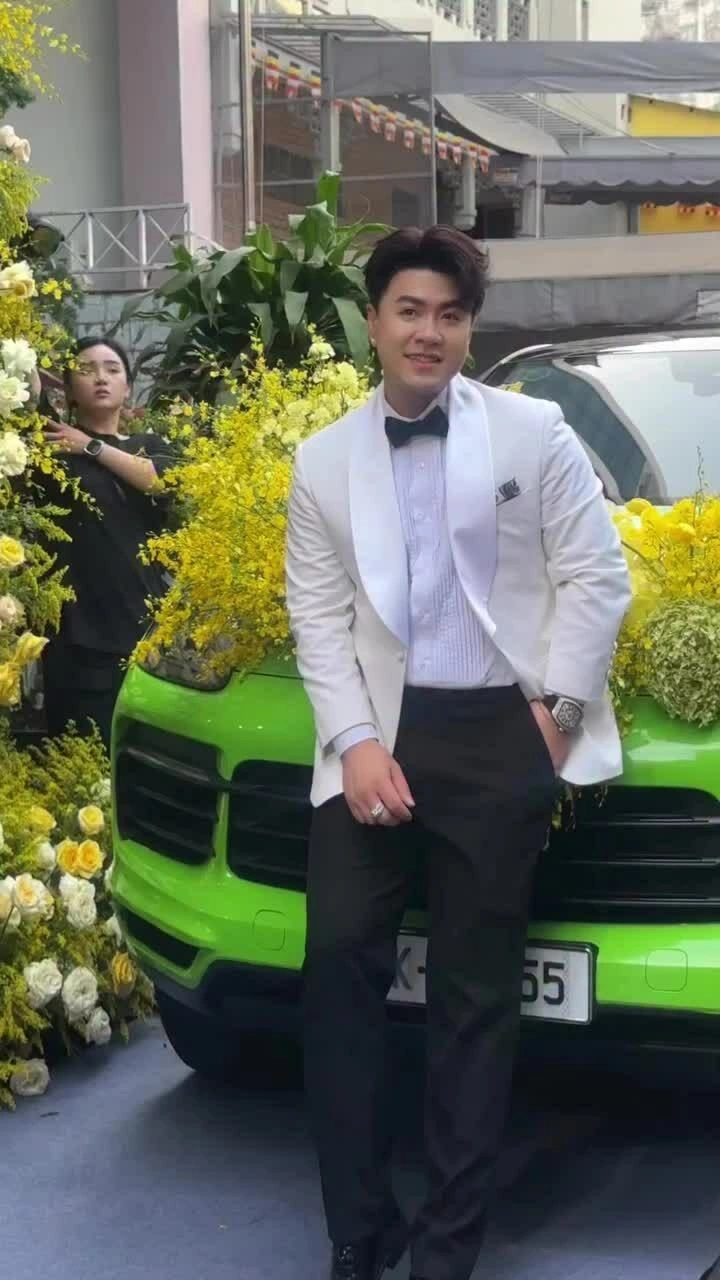 Chiếc Porsche xanh l&aacute; trị gi&aacute; 6 tỷ đồng Akira Phan d&ugrave;ng để rước c&ocirc; d&acirc;u Phương Maika