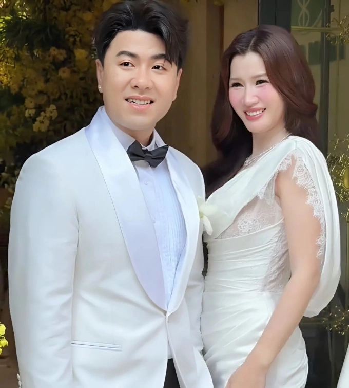 Khoảnh khắc t&igrave;nh tứ của Akira Phan v&agrave; CEO Phương Maika trong ng&agrave;y lễ đ&iacute;nh h&ocirc;n