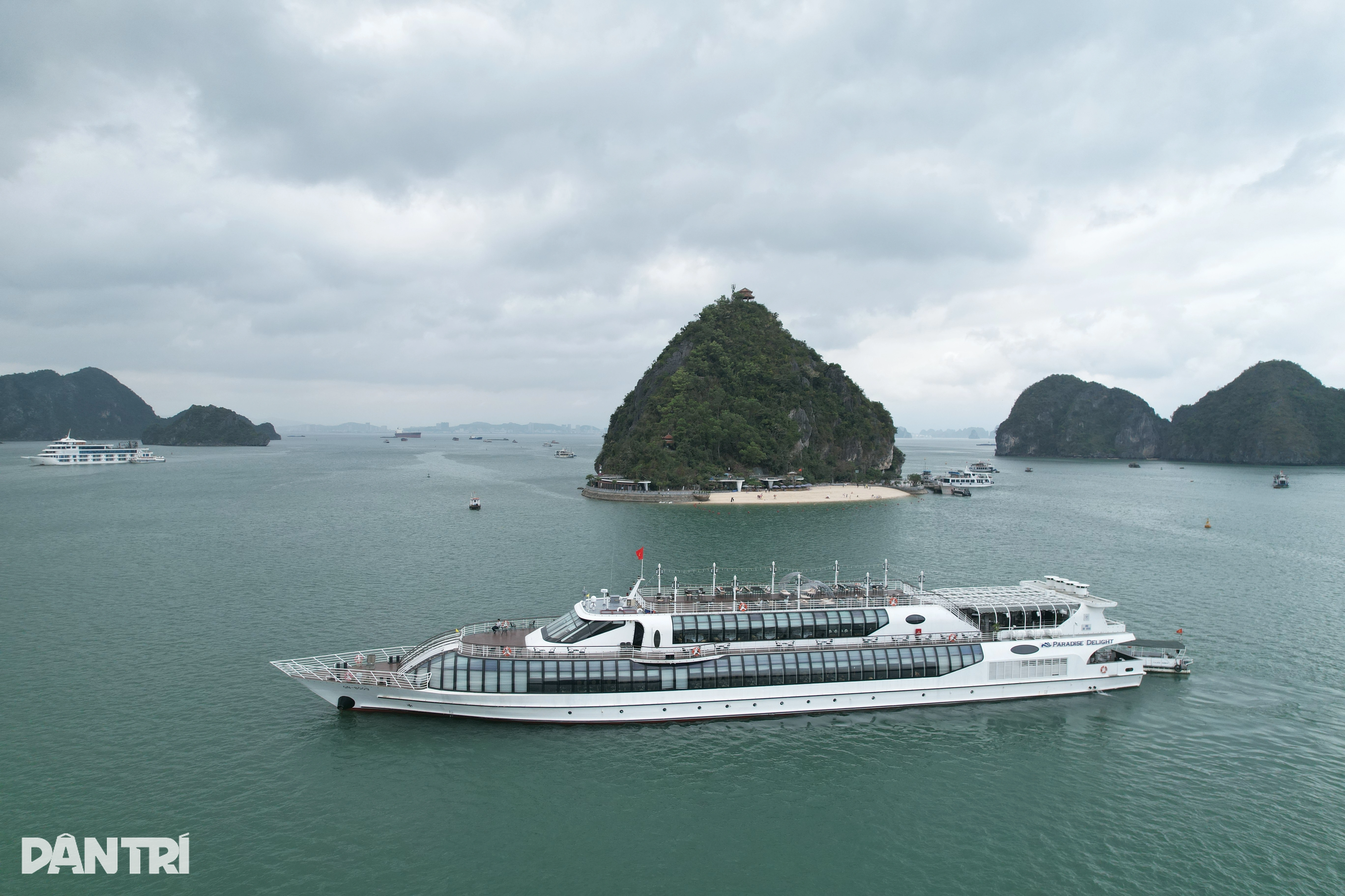 Du thuyền tham quan Vịnh Hạ Long được n&acirc;ng cấp hiện đại