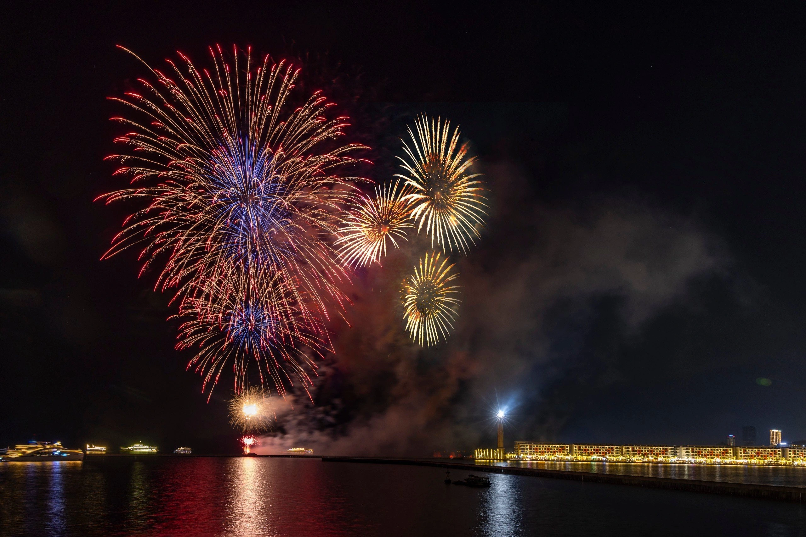 Ph&aacute;o hoa nghệ thuật tại khu vực B&atilde;i Ch&aacute;y, Quảng Ninh