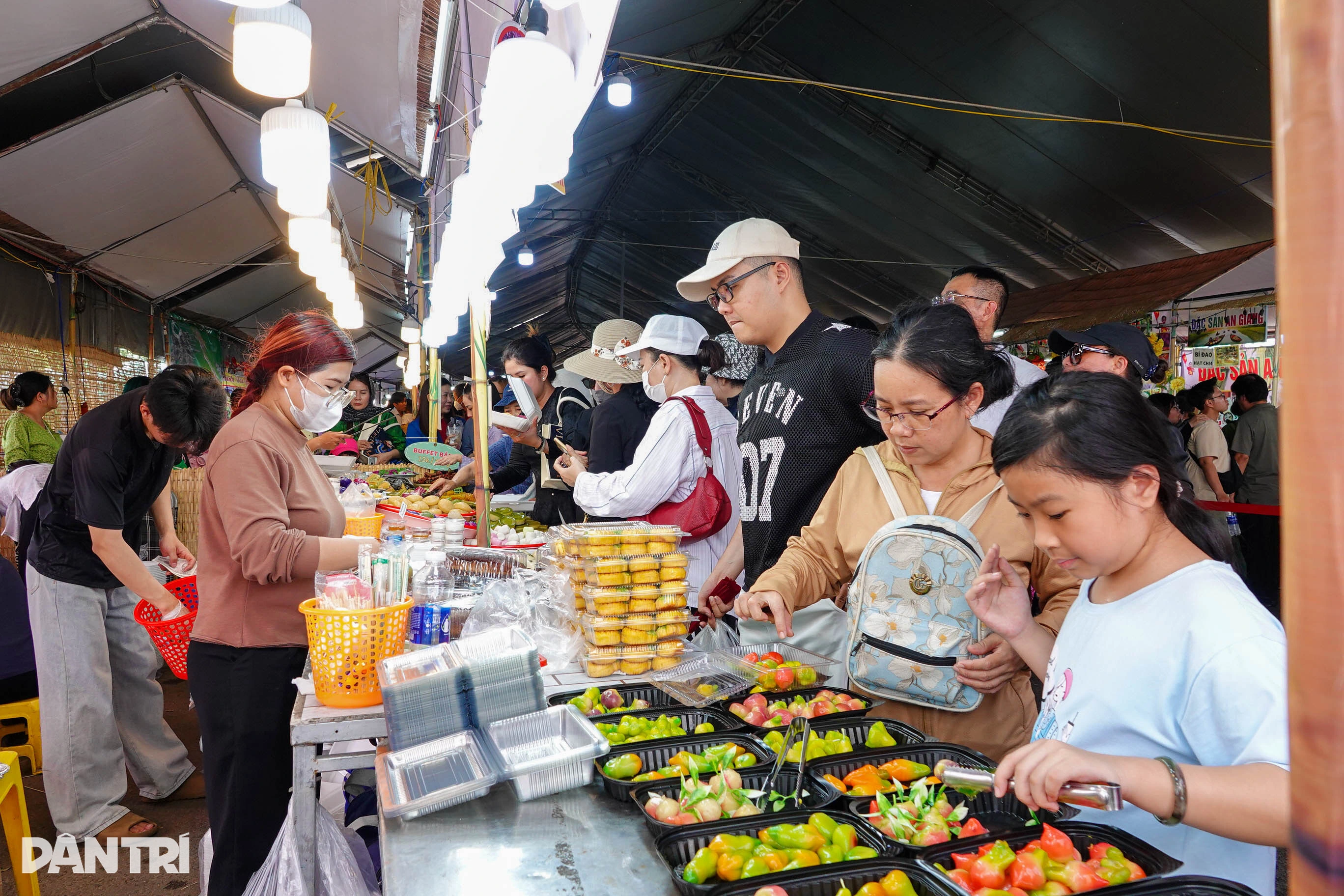 Thực kh&aacute;ch lựa chọn b&aacute;nh tại quầy buffet b&aacute;nh d&acirc;n gian