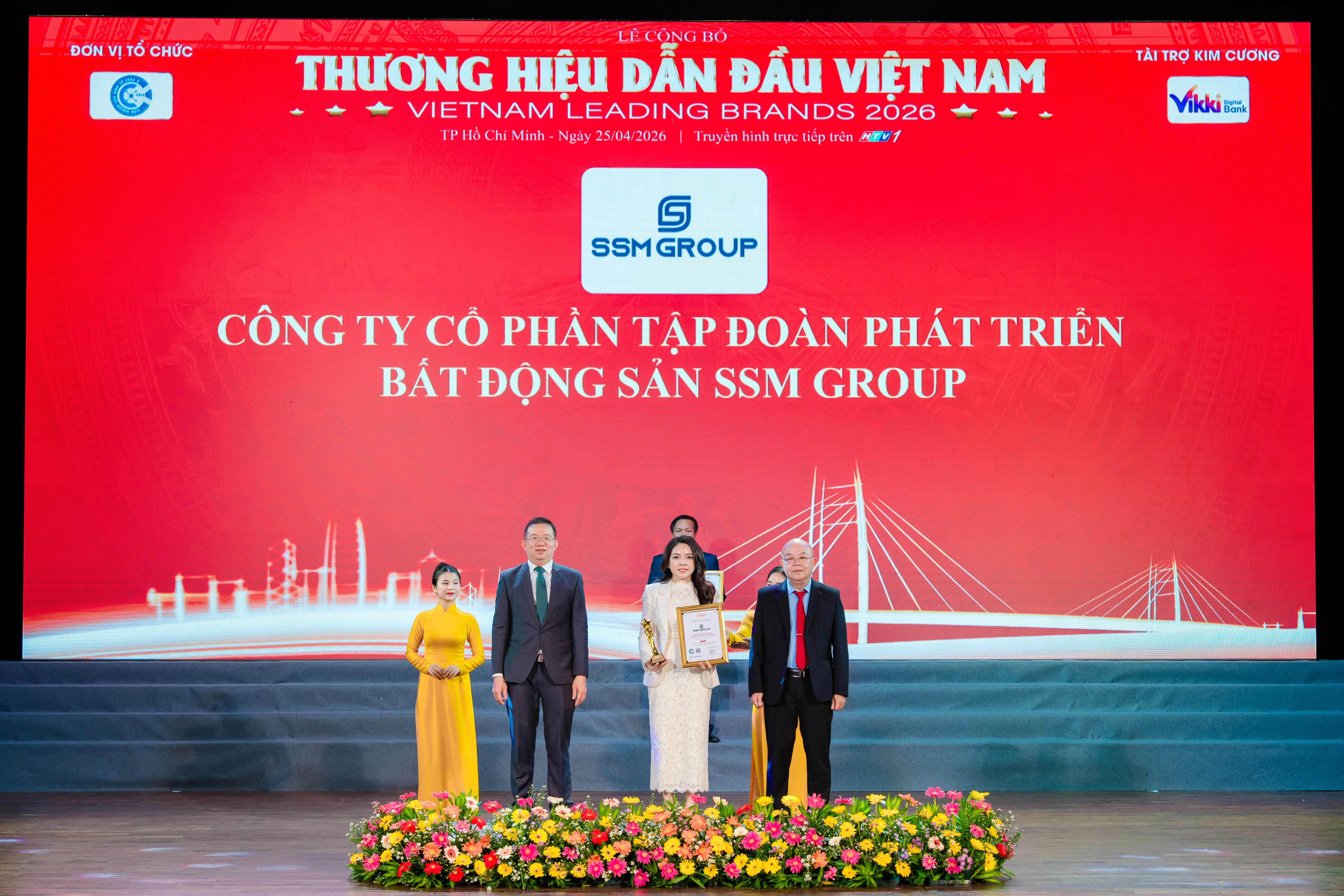 B&agrave; Nguyễn Th&ugrave;y Dung Chủ tịch HĐQT SSM Group nhận giải thưởng
