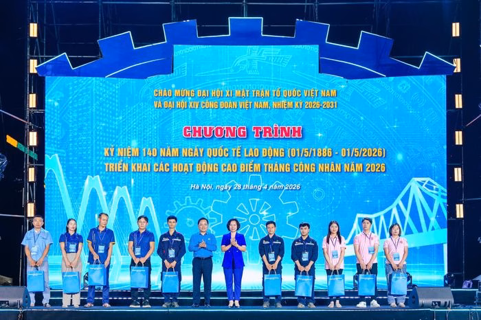 L&atilde;nh đạo th&agrave;nh phố trao qu&agrave; hỗ trợ c&ocirc;ng nh&acirc;n c&oacute; ho&agrave;n cảnh kh&oacute; khăn