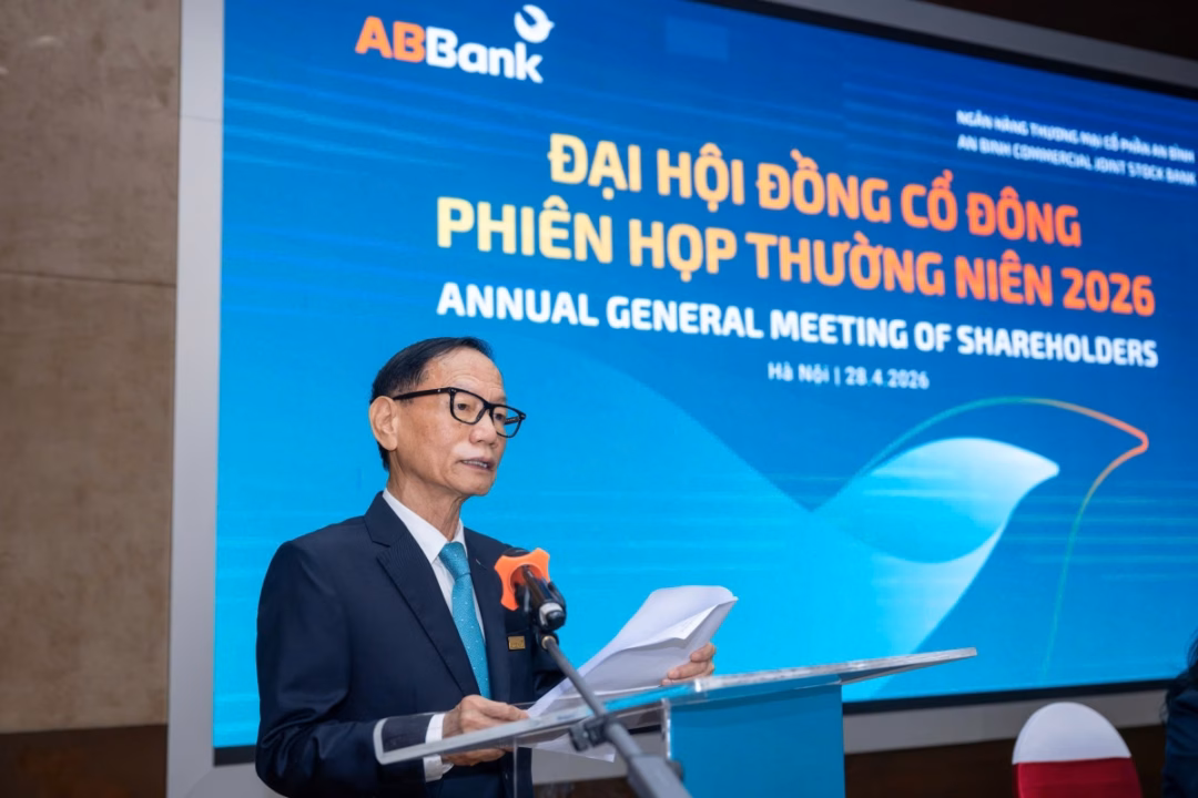 Chủ tịch HĐQT ABBank Vũ Văn Tiền ph&aacute;t biểu tại Đại hội
