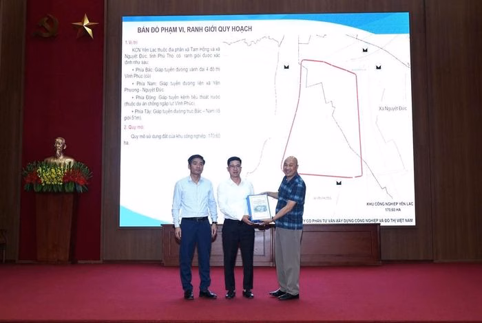 Đại diện Ban Quản l&yacute; c&aacute;c khu c&ocirc;ng nghiệp Ph&uacute; Thọ trao quyết định quy hoạch