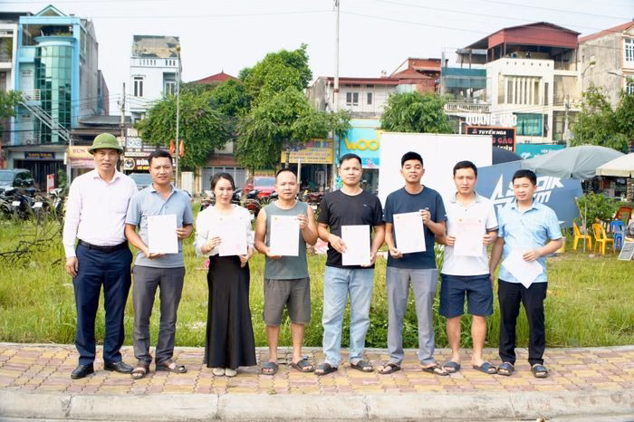 Lễ trao sổ đỏ cho kh&aacute;ch h&agrave;ng tr&uacute;ng đấu gi&aacute; tại x&atilde; T&acirc;y Phương