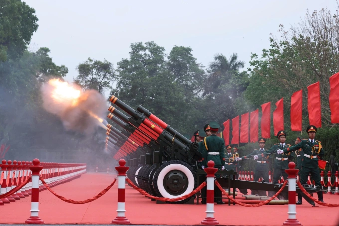 D&agrave;n đại b&aacute;c khai hỏa trong lễ đ&oacute;n Tổng thống H&agrave;n Quốc Lee Jae Myung ng&agrave;y 22/4.