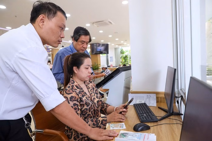 C&aacute;n bộ c&ocirc;ng chức l&agrave;m việc tại cơ quan nh&agrave; nước