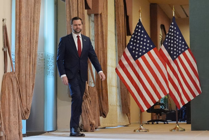 Ph&oacute; tổng thống Mỹ JD Vance tới buổi họp b&aacute;o sau cuộc gặp ph&aacute;i đo&agrave;n Iran tại Islamabad, Pakistan ng&agrave;y 12/4. Ảnh: AP