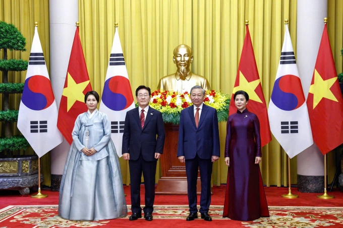 Tổng B&iacute; thư, Chủ tịch nước T&ocirc; L&acirc;m v&agrave; phu nh&acirc;n c&ugrave;ng Tổng thống H&agrave;n Quốc Lee Jae Myung v&agrave; phu nh&acirc;n chụp ảnh chung.