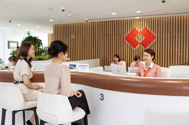 Kh&aacute;ch h&agrave;ng thực hiện giao dịch tại quầy Techcombank trải nghiệm dịch vụ t&agrave;i ch&iacute;nh to&agrave;n diện