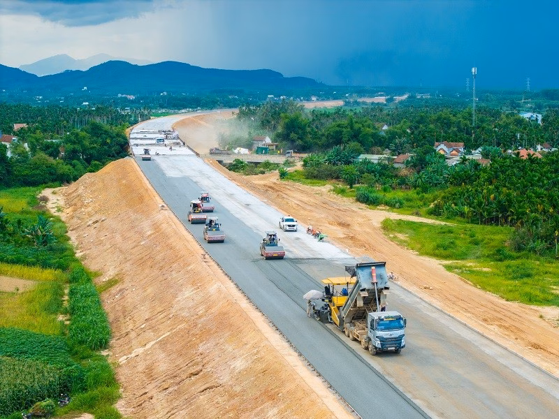 To&agrave;n cảnh c&ocirc;ng trường thi c&ocirc;ng cao tốc Quảng Ng&atilde;i - Ho&agrave;i Nhơn đang được đẩy nhanh tiến độ