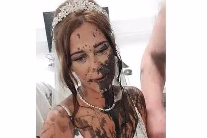 Bi kịch ngày cưới: Cô dâu bị chị dâu tạt sơn đen trong ngày trọng đại