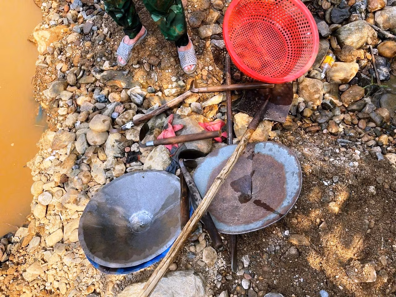 Tang vật thu giữ từ hoạt động đ&agrave;o đ&atilde;i v&agrave;ng tr&aacute;i ph&eacute;p tại Huế