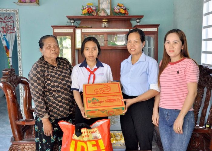 Em Danh Thị Thảo My nhận hỗ trợ từ Hội Phụ nữ x&atilde; Long Thạnh để tiếp tục đến trường